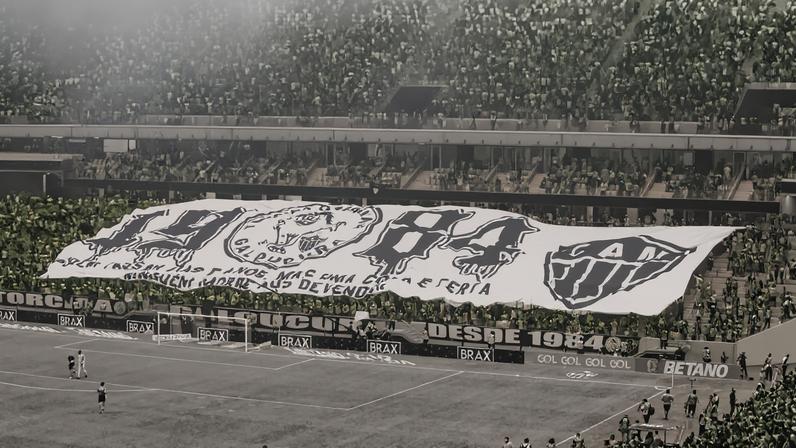 Torcida organizada do Atlético ocupa a arquibancada inferior atrás de um dos gols da Arena MRV