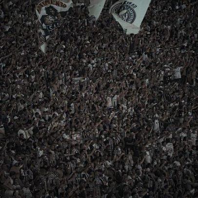Torcida do Atlético lota setor visitante no Mineirão em clássico com o Cruzeiro