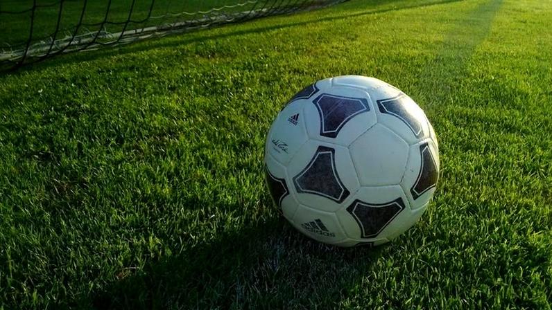 Imagem ilustrativa: bola no gramado de estádio