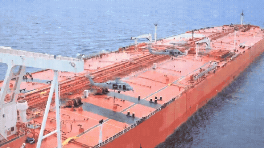 EUA divulgam vídeo em que afirmam mostrar a apreensão realizada ao navio-tanque iraniano nesta terça-feira — Foto: Departamento de Guerra dos EUA / Reprodução via X