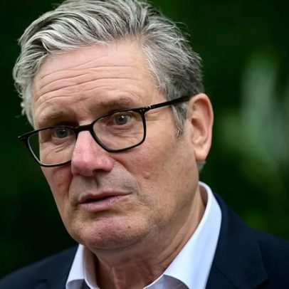 Starmer busca conter crise com nomeação de Mandelson após pedidos de renúncia