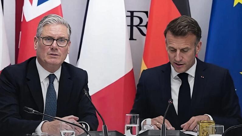 Na imagem, o primeiro-ministro britânico, Keir Starmer (esq.), e o presidente da França, Emmanuel Macron