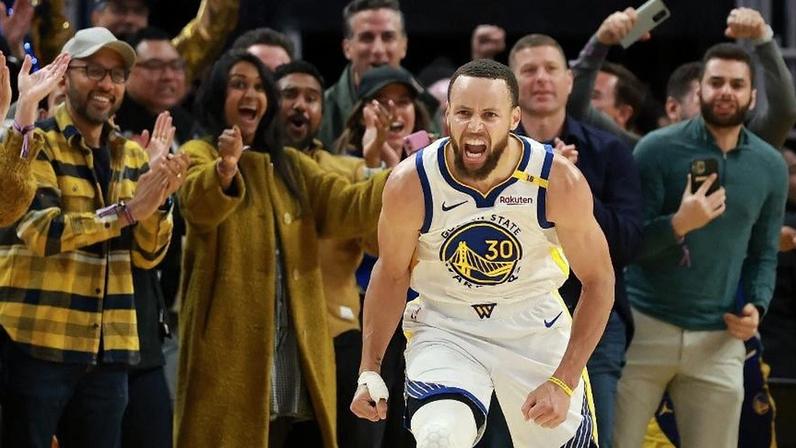 Stephen Curry, dos Warriors, comemora
