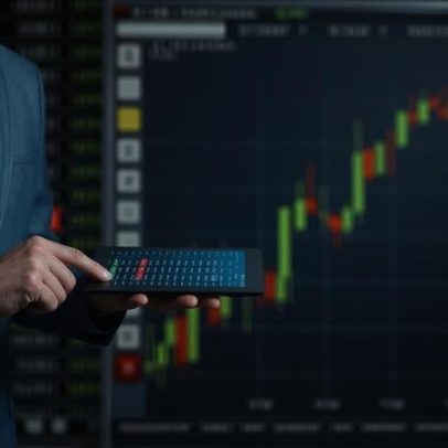 Ibovespa bate máxima; dólar e juros caem com alívio no petróleo