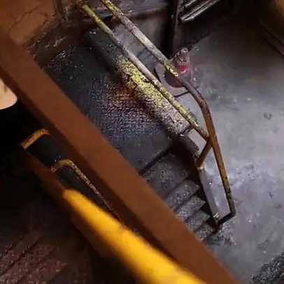 As usinas de energia que mantêm o metrô em movimento ou o paralisam