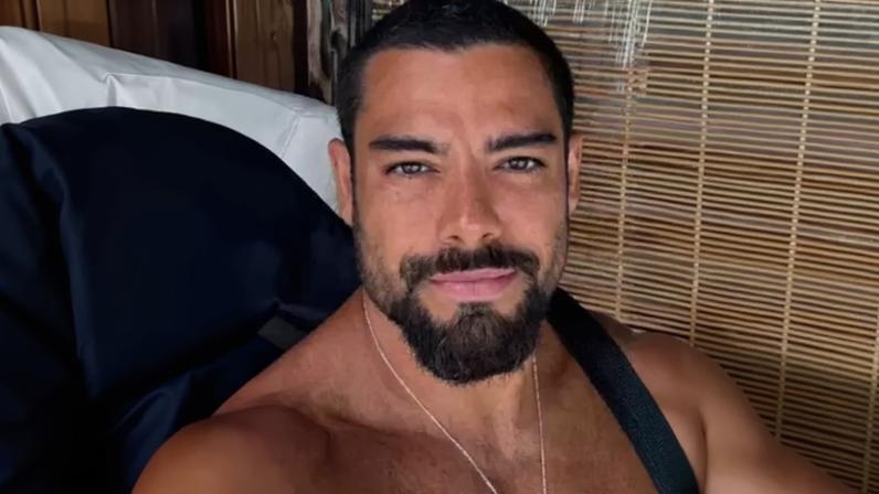 Sandy leva namorado médico a evento familiar do pai e do tio