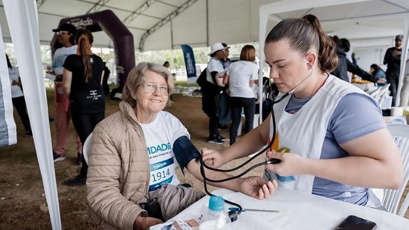 Evento une atividade física, feira de saúde e ações em apoio às mulheres em tratamento oncológico — Foto: CDM/Desafio Superação