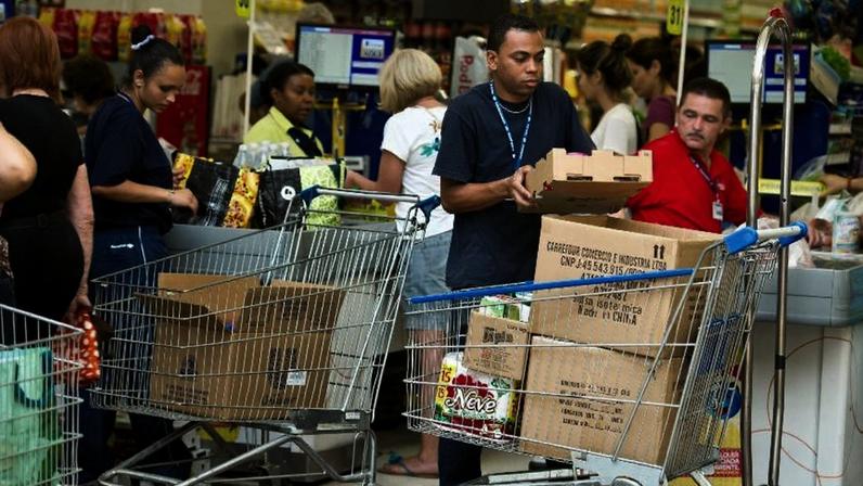 Importados, como vinhos e queijos devem perder valor. No campo, a importação de fertilizantes deve reduzir o custo da produção de verduras e legumes