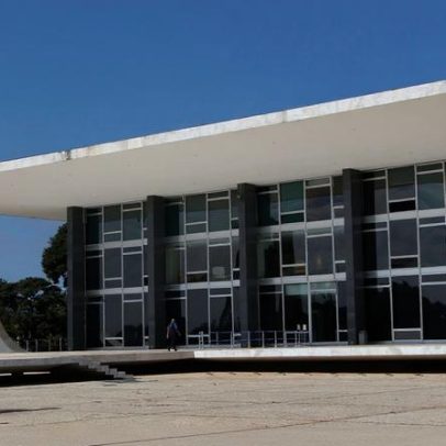 Defesa pede STF autorização para Bolsonaro operar o ombro
