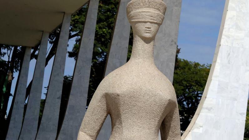 A Justiça é uma escultura localizada em frente ao prédio do Supremo Tribunal Federal, na Praça dos Três Poderes, em Brasília, no Distrito Federal
