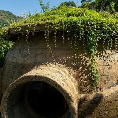 Casa sustentável dispensa cimento e tijolos, usa terra compactada e bunker