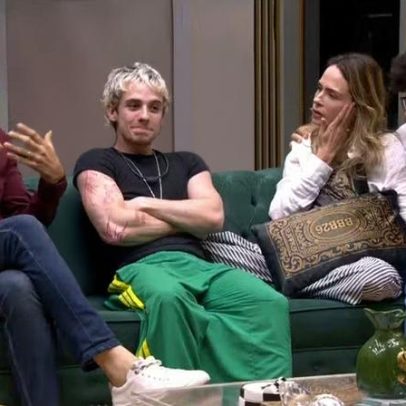 Tadeu Schmidt entra na casa do BBB 26 e abraça finalistas