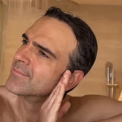 Tadeu Schmidt posta vídeo em que aparece tomando banho