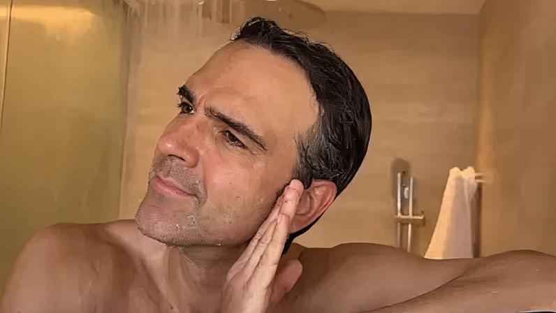 Tadeu Schmidt compartilha vídeo tomando banho