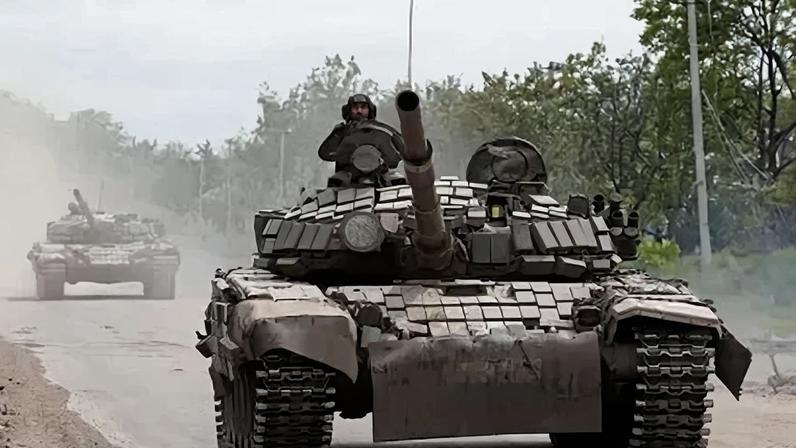 Tanques de tropas pró-Rússia atravessam rua na cidade de Popasna, na região de Luhansk, na Ucrânia