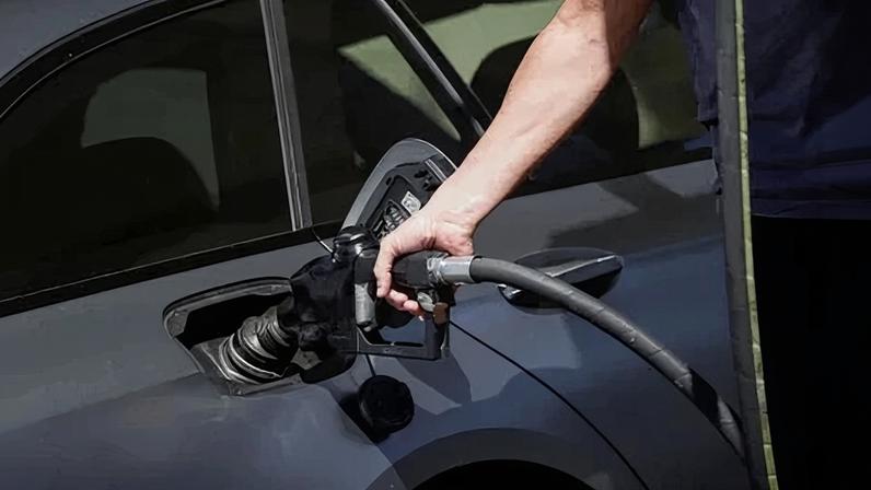 FOTO DE ARQUIVO: Um cliente reabastece seu veículo em um posto de gasolina Mobil em Beverly Boulevard em West Hollywood, Califórnia, EUA, 10 de março de 2022. Foto tirada em 10 de março de 2022.