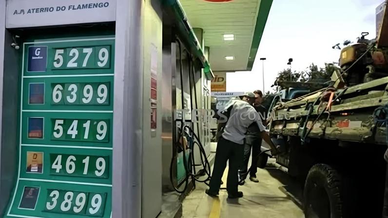 Caminhão é abastecido a diesel em posto da Petrobras no Rio de Janeiro