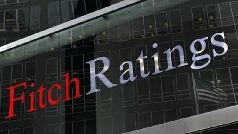 Reflexo de uma bandeira dos EUA na fachada da sede da Fitch Ratings em Nova York