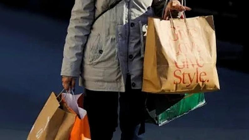 Mulher carrega sacola de compras em Nova York