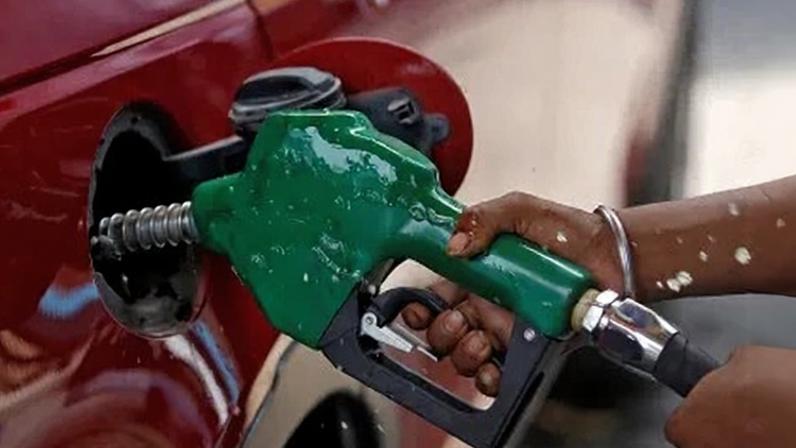 Bomba de gasolina em um posto de combustível