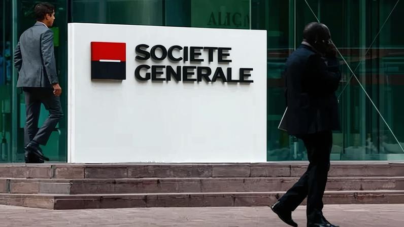 Pessoas passam em frente a logotipo do banco francês Société Générale no distrito financeiro de La Défense, em Paris, França