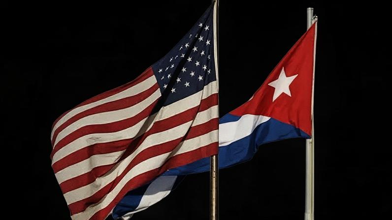 Bandeiras dos Estados Unidos e de Cuba na embaixada dos EUA em Havana