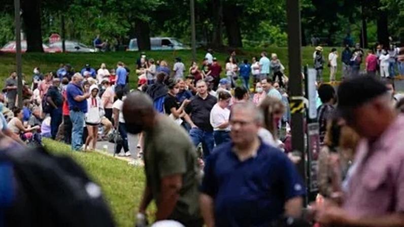 Centenas de pessoas fazem fila do lado de fora de centro de carreiras em busca de ajuda para seu pedido de auxílio-desemprego em Frankfort, no Estado norte-americano de Kentucky