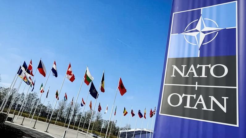 Bandeiras em frente da sede da Otan em Bruxelas, na Bélgica