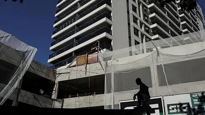 Pessoa em frente a prédio em construção no Rio de Janeiro