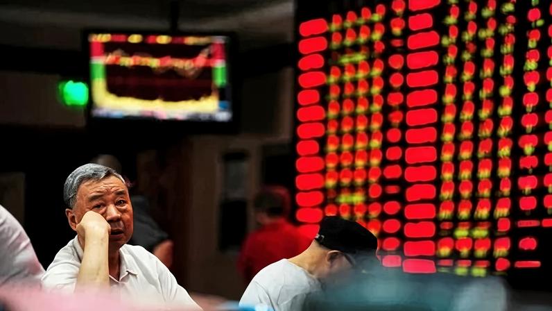Investidor em frente a painel elerônico que mostra cotações de ações em Nanjing, na província chinesa d Jiangsu