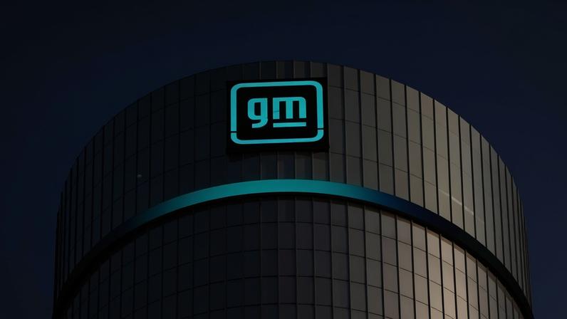 Logo da GM na sede da companhia em Detroit, Michigan, nos EUA