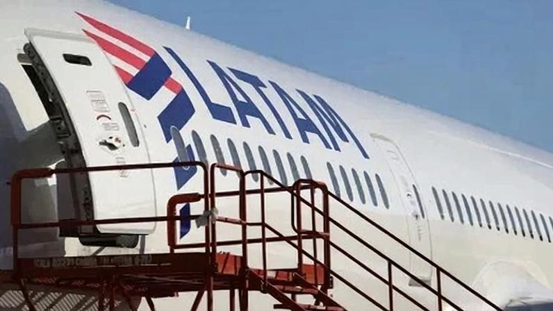 Aeronave da Latam no Aeroporto Internacional de Santiago, no Chile