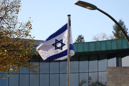 Bandeira de Israel na embaixada do país em Berlim