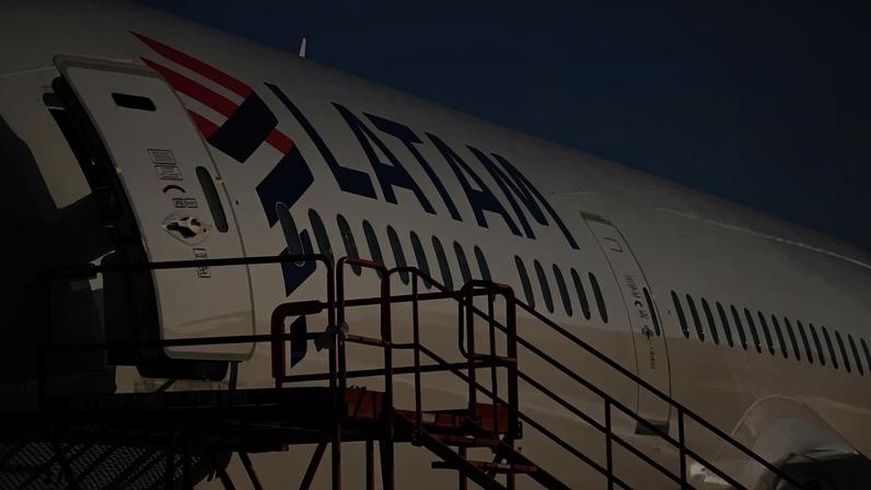 Avião da Latam colide com aeronave argentina no Chile