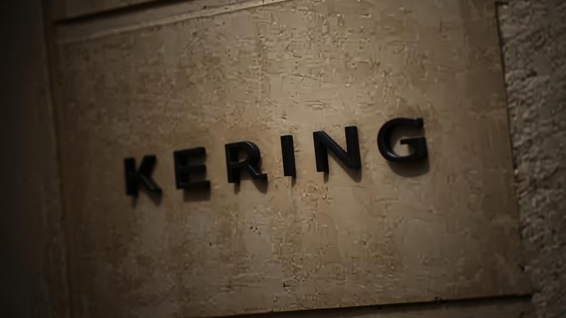 O logotipo do grupo de luxo francês Kering na sede da empresa em Paris