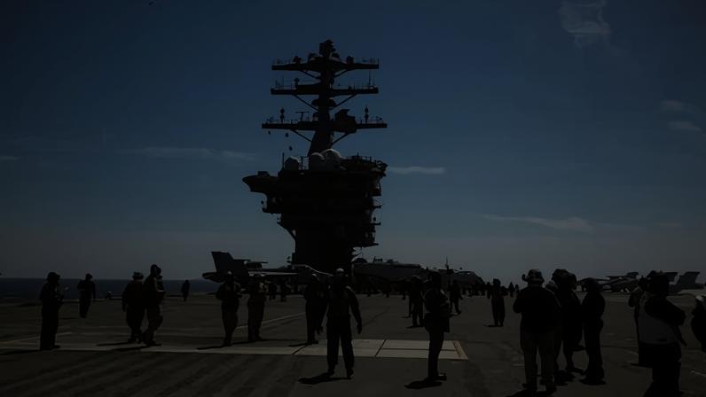 Tripulação no porta-aviões norte-americano Nimitz