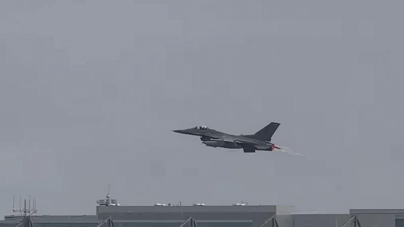 Caça F-16 "Falcon" da Força Aérea dos EUA decola na Base Andrews, em Maryland