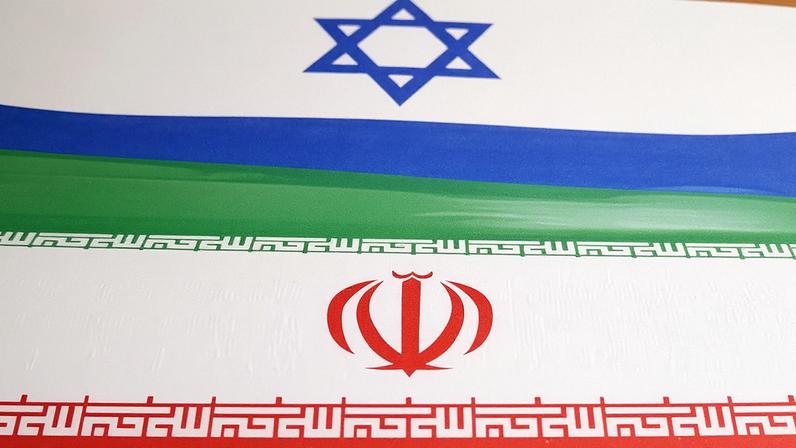 Ilustração com as bandeiras de Israel e do Irã