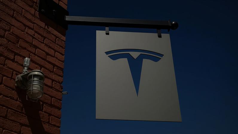 Logotipo da Tesla em uma concessionária na cidade de Nova York