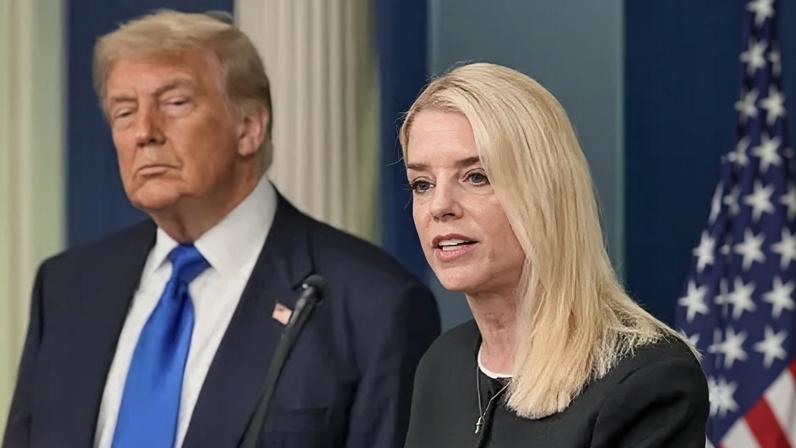 Procuradora-geral dos EUA Pam Bondi e presidente Donald Trump