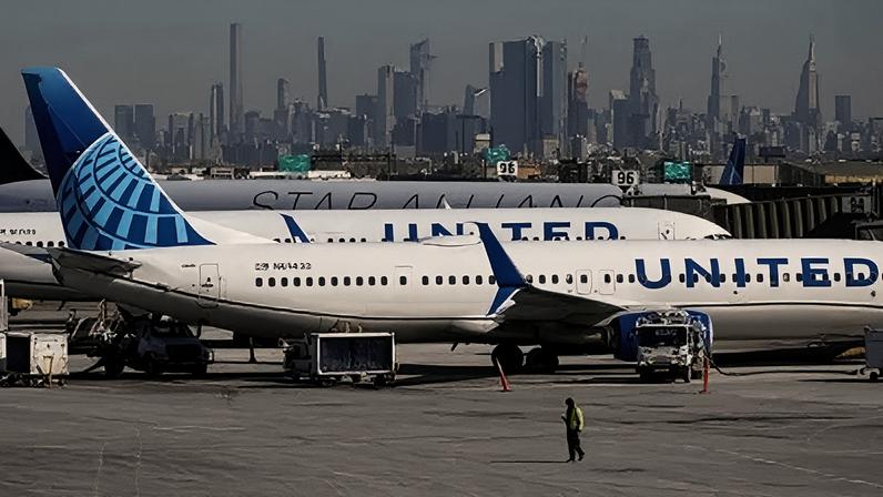 Aviões da United Airlines no Aeroporto Internacional Newark Liberty