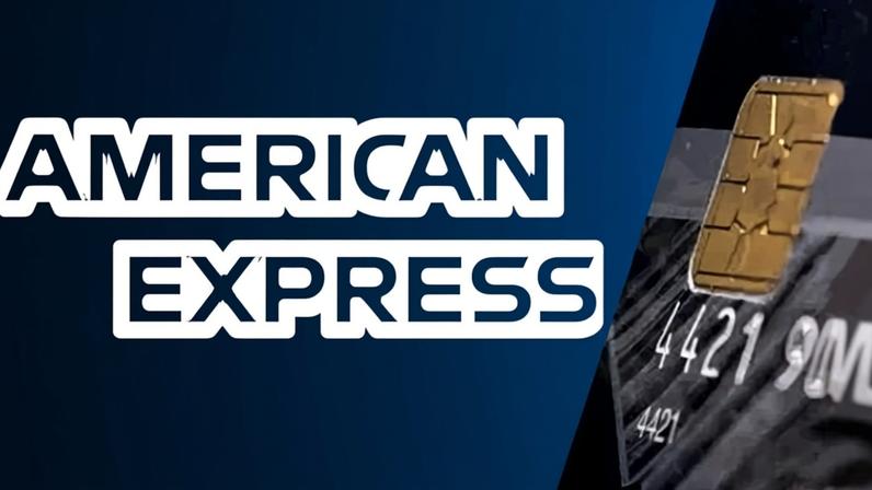 Cartão de crédito é visto em frente ao logotipo da American Express
