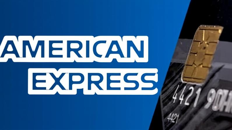 Cartão de crédito é visto em frente ao logotipo da American Express