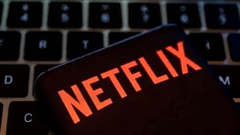 Ilustração de Smartphone com o logotipo da Netflix em um teclado