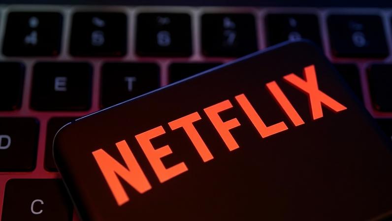 Ilustração de Smartphone com o logotipo da Netflix em um teclado