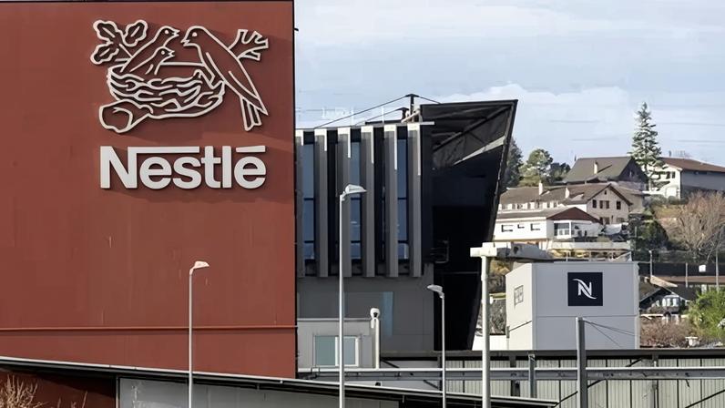 O logotipo da gigante alimentícia Nestlé é visto em um prédio em Orbe