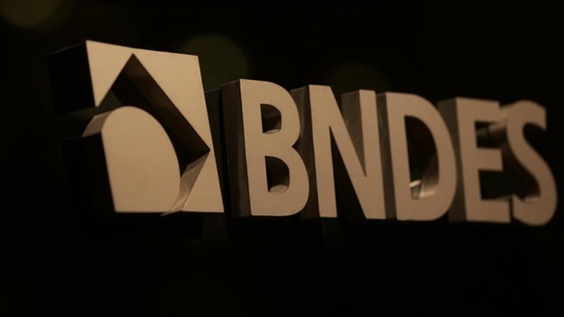 Logo do BNDES na sede do banco de fomento no Rio de Janeiro