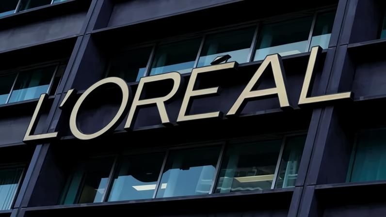 Logo da L'Oréal em edifício do grupo em Clichy, perto de Paris, França