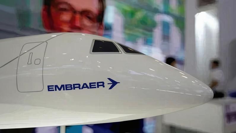 Miniatura de aeronave da Embraer durante feira do setor aéreo em Zhuhai, na China