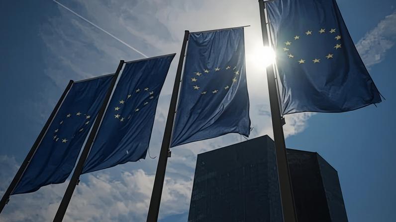 Bandeiras da União Europeia em frente à sede do BCE em Frankfurt